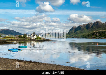 Plockton est un village dans les montagnes de l'Ecosse dans Lochalsh, Wester Ross, sur les rives du Loch Carron. Banque D'Images