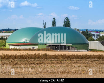 Une installation de méthanisation agricole avec réservoir de stockage de gaz et de fermentation Banque D'Images