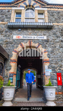 Les passagers sortant de Betws-Y-coed, au Pays de Galles. Banque D'Images