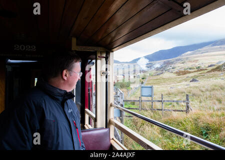 Les passagers à l'intérieur d'un entraîneur de rail sur le Ffestiniog & Welsh Highland Railway. Banque D'Images