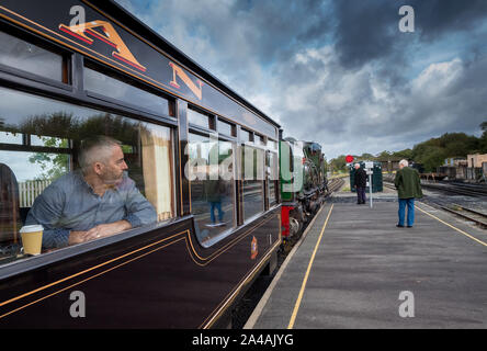 Les passagers à l'intérieur d'un entraîneur de rail sur le Ffestiniog & Welsh Highland Railway. Banque D'Images