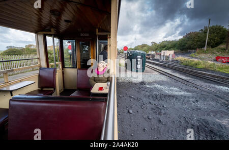 Les passagers à l'intérieur d'un entraîneur de rail sur le Ffestiniog & Welsh Highland Railway. Banque D'Images