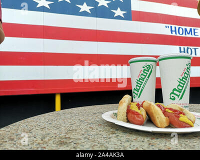 10 septembre 2019, nous, New York : Hot Dogs d'une impression sur papier et deux tasses de papier de Nathan's Famous sur Coney Island. La chaîne de restaurants est spécialisé principalement dans les hot-dogs. Nathan's célèbre également devenu célèbre grâce au rapport annuel Hot Dog Eating Contest sur Coney Island. Photo : Alexandra Schuler/dpa Banque D'Images