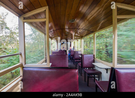 Les passagers à l'intérieur d'un entraîneur de rail sur le Ffestiniog & Welsh Highland Railway. Banque D'Images