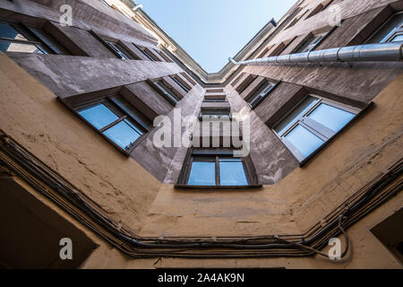 Une partie de la maison dans la cour même, contre un ciel bleu. Bâtiments historiques typique de Saint-Pétersbourg. Vue du bas vers le haut. Banque D'Images