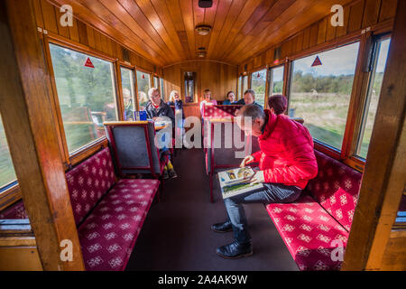Les passagers à l'intérieur d'un entraîneur de rail sur le Ffestiniog & Welsh Highland Railway. Banque D'Images