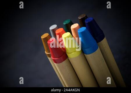 Groupe des crayons de cire sur une table. Banque D'Images