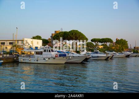 Terracina, port. Beaucoup de bateaux et yachts séjour dans le port. Banque D'Images