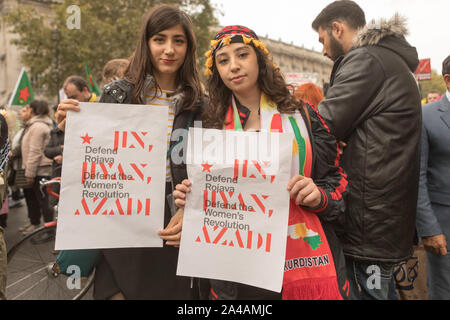 Londres, Royaume-Uni. 13 octobre 2019. Deux jeunes femmes tiennent des pancartes lisant « JIN – défendre le Rojava – défendre la révolution des femmes – AZADI » lors d’une marche de protestation pro-kurde à Londres. La manifestation s’oppose à l’incursion militaire turque au Rojava, dans le nord de la Syrie, et plaide pour l’autonomie kurde et les droits des femmes. Les manifestants portent des éléments culturels kurdes, notamment un bandeau fleuri et une écharpe aux couleurs du drapeau kurde. Des étoiles rouges et des drapeaux verts associés aux mouvements kurdes sont visibles dans la foule. Penelope Barritt/Alamy Live News Banque D'Images