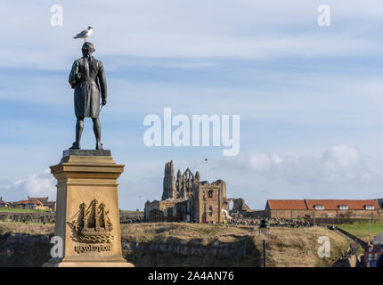 Seagull est au sommet de la Le Capitaine James Cook Memorial avec l'abbaye de Whitby et de l'église de Sainte Marie dans la distance Banque D'Images