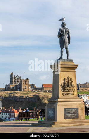 Seagull est au sommet de la Le Capitaine James Cook Memorial avec l'abbaye de Whitby et de l'église de Sainte Marie dans la distance Banque D'Images