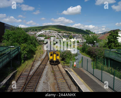 À la station North Porth fom. classe 180 approche diesel en train de Pontypridd et Cardiff Banque D'Images