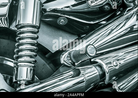 Close up de fourche à suspension et d'échappement sur Triumph Rocket 111 Banque D'Images