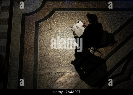 Edinburgh, Royaume-Uni. 13 octobre, 2019 Photo : Un artiste amateur s'échappe de la pluie dans la Scottish National Portrait Gallery et des croquis dans le hall d'entrée de la galerie. Credit : Riche de Dyson/Alamy Live News Banque D'Images