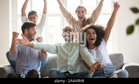 Divers football fans excités célébrant win, hurlant de joie Banque D'Images