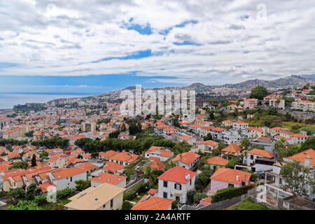 Vue panoramique sur les maisons traditionnelles contre blue cloudy sky sur l'île de Madère. La ville de Funchal, Portugal Banque D'Images