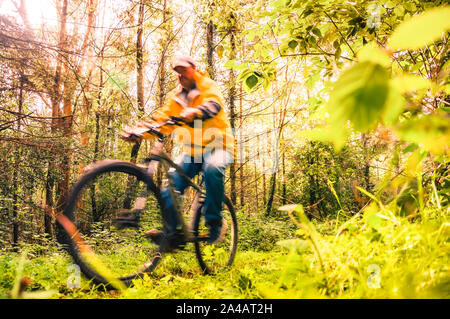 Randonnée à vélo en Irlande. Loisirs floue sur cycliste vtt dans le sentier forestier. Banque D'Images