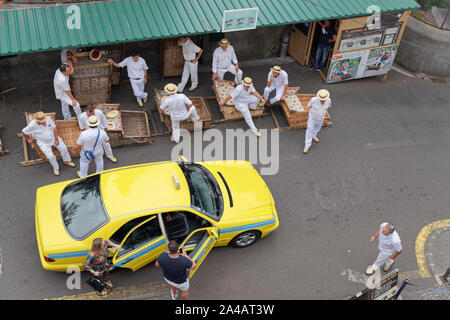 Monte (Funchal, Portugal) - 17 septembre 2018 : Taxi apporte deux touristes dans le point de départ de luge, promenades en traîneau traditionnel sur Madère j Banque D'Images