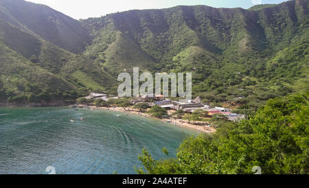 Vue aérienne de la plage avec petite ville sur la baie de la mer des Caraïbes, avec des bateaux de pêche et le vert des montagnes avec des forêts Banque D'Images