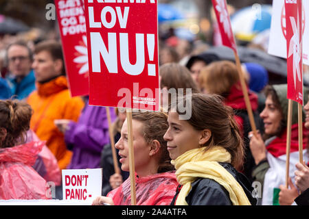 Copenhague, Danemark - 11 octobre 2019 : Des milliers de personnes se retrouvent dans un climat de Mars à la place de l'Hôtel de ville de Copenhague et a exigé une action rapide et les changements climatiques, qui marque la fin de la C40 World Mayors sommet au cours de cette semaine à Copenhague. Ocasio-Cortez d'Alexandrie, un homme politique américain et activiste climatique, a parlé lors de la manifestation. Plus de 90 maires de certaines des plus grandes et des plus influentes villes représentant quelque 700 millions de personnes se sont réunis à Copenhague du 9 au 12 octobre pour le C40 Sommet des maires du monde. L'objectif avec le sommet de Copenhague a été de construire un Banque D'Images