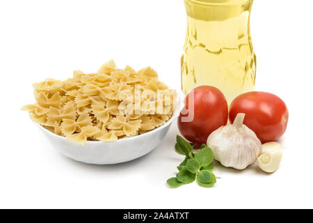 Des ingrédients traditionnels pour la cuisson des pâtes alimentaires farfalle, vue du dessus Banque D'Images