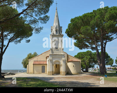 11e siècle vu de l'avant de l'église Saint-Eloi à Andernos-les-bains, commune française est un situé sur la rive nord-est de la Baie d'Arcachon, en France Banque D'Images