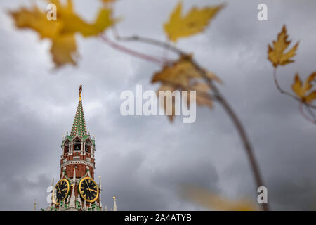 Feuilles d'automne sur l'arrière-plan de la tour Spasskaya du Kremlin de Moscou, Russie Banque D'Images