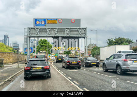 Voitures en direction nord sur le Tunnel de Blackwall sud road. Avec les panneaux d'avertissement sur les bras et le Guardian Flex en hauteur du véhicule système d'alerte rapide. Banque D'Images