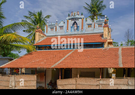 25 août 2009 figure en stuc du Lion;enfants;et Mahatma Gandhi sur maison de village Tamil nadu Inde Banque D'Images