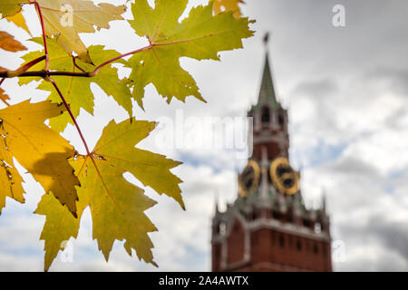 Feuilles d'automne sur l'arrière-plan de la tour Spasskaya du Kremlin de Moscou, Russie Banque D'Images