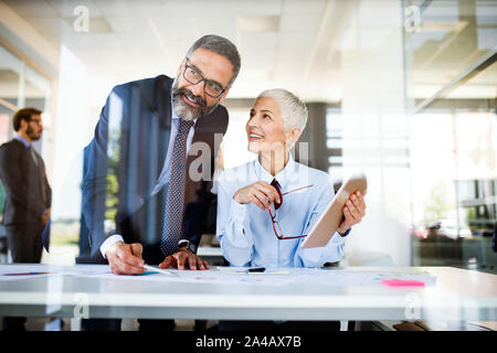 Portrait of happy business people discussing in Banque D'Images