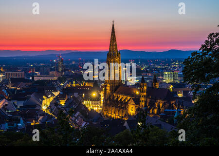 L'Allemagne, de ciel coucher de soleil rouge coloré lumineux décoration des toits de la ville de la forêt-noire Freiburg im Breisgau, vu de dessus de l'antenne après le coucher du soleil summ Banque D'Images