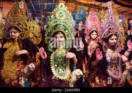 Kolkata, Bengale occidental, Inde. Oct 11, 2019. Les idoles de déesse Lakhsmi Lakhsmi Koagori.Puja fait suite à la célébration de Vijaya Dashami et l'immersion de la Déesse Durga. L'un des populaires et durable Hindudeities mmost, la déesse Lakhsmi symbolise la prospérité et bonne chance. Credit : Tamal Shee/ZUMA/Alamy Fil Live News Banque D'Images