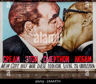 Le fameux baiser entre Leonid Brejnev et Erich Honecker peint sur le mur de Berlin par Dmitri Vrubel, East Side Gallery, Berlin, Allemagne Banque D'Images