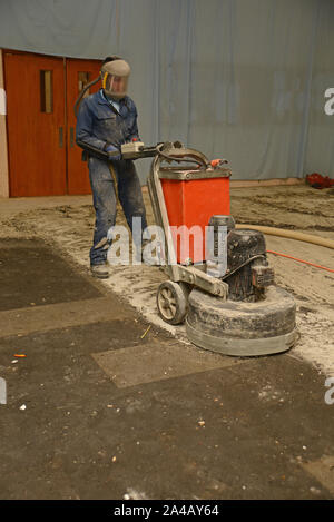 Côte ouest, la Nouvelle-Zélande, le 28 juin 2019 : un commerçant utilise une meuleuse pour enlever le vieux carré de tapis à partir d'un marbre en préparation de nouveau plancher cov Banque D'Images