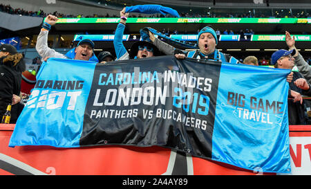 Londres, Royaume-Uni. 13 octobre 2019. Fans des Panthers de célébrer la victoire à la fin de la match NFL Tampa Bay Buccaneers v Tottenham Hotspur à Carolina Panthers Stadium. Score final 26 boucaniers, panthères 37. Crédit : Stephen Chung / Alamy Live News Banque D'Images