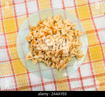 Pâtes farfalle cuits frais, servi dans le plat avec la sauce tomate Banque D'Images