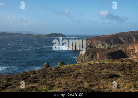 Paysages côtiers le long de la côte sud-ouest de Muckle Roe, Vementry avec en arrière-plan, Shetland, Écosse Banque D'Images