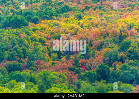 Vue à partir de l'automne Montagne Brockway dans la péninsule de Keweenaw dans la Péninsule Supérieure du Michigan, USA. Banque D'Images