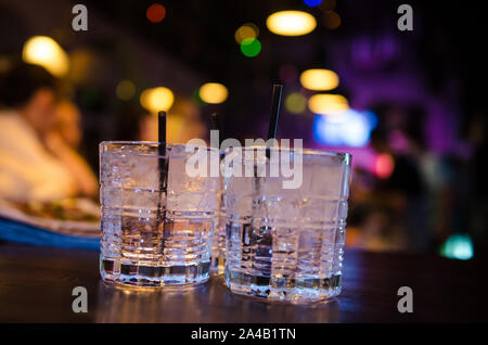Deux verres de gin tonic sur comptoir bar avec des cubes de glace. Boissons alcoolisées Banque D'Images