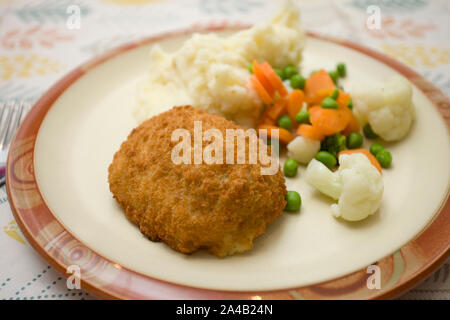 Poulet à la Kiev avec des pommes de terre et légumes Banque D'Images