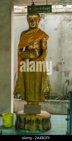 Bang Saen, Thaïlande - Mars 16, 2019 : Wang Saensuk monastère Bouddhiste. Image de Bouddha Doré statue représentant le mercredi est debout bodhisattva. Yell Banque D'Images