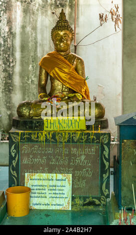 Bang Saen, Thaïlande - Mars 16, 2019 : Wang Saensuk monastère Bouddhiste. Image de Bouddha Doré statue représentant le jeudi est le bodhisattva assis souriant Banque D'Images