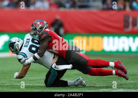 Tottenham Hotspur Stadium, Londres, Royaume-Uni. 13 Oct, 2019. Ligue nationale de football, Panthers contre Tampa Bay Buccaneers ; Tampa Bay Buccaneers arrière défensif Jordan Whitehead (31) s'attaque aux Panthers tight end Greg Olsen (88) -Usage Éditorial : Action Crédit Plus Sport/Alamy Live News Banque D'Images