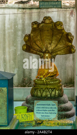 Bang Saen, Thaïlande - Mars 16, 2019 : Wang Saensuk monastère Bouddhiste. Image de Bouddha Doré statue représentant le samedi est bodhisattva assis avec ig Banque D'Images