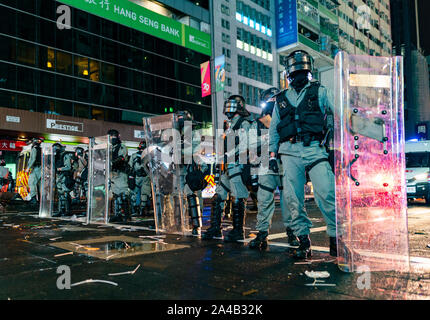 Hong Kong, Chine. 13 octobre 2019. La police anti-émeute sur Nathan Road à Mongkok à Kowloon le dimanche soir. Cet incident a été l'un des nombreux tout au long de Hong Kong le dimanche qui a vu les actes de vandalisme effectués par une minorité dans le mouvement pro-démocratie. . Iain Masterton/Alamy Live News. Banque D'Images