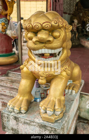 Bang Saen, Thaïlande - Mars 16, 2019 : Wang Saensuk monastère Bouddhiste. Gros plan du lion doré statue sur piédestal. Banque D'Images