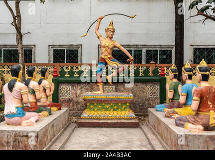 Bang Saen, Thaïlande - Mars 16, 2019 : Wang Saensuk monastère Bouddhiste. Groupe de sculptures colorées représentant Bouddha, Siddhattha de levage, les flèches, Banque D'Images