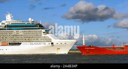 Celebrity Solstice d'un MV Silhouette classe bateau de croisière appartenant à Celebrity Cruises à Southampton, Southampton, Hampshire de l'eau. Angleterre, Royaume-Uni Banque D'Images