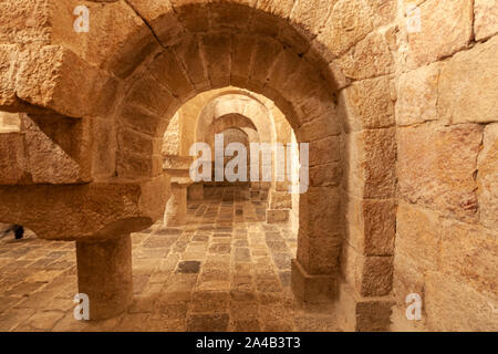 Arches et le capital dans la crypte, 11e siècle, du Monastère de Leyre, architecture romane en Navarre, Espagne Banque D'Images